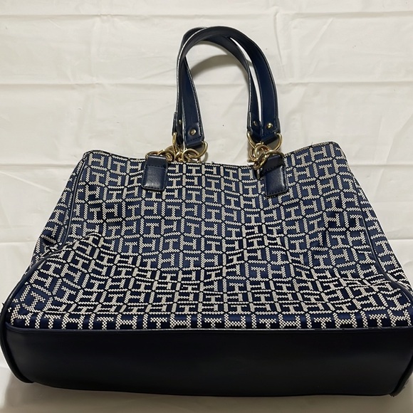 Tommy Hilfiger women’s handbag in like new condition. Mainly navy with white TH - Picture 4 of 10